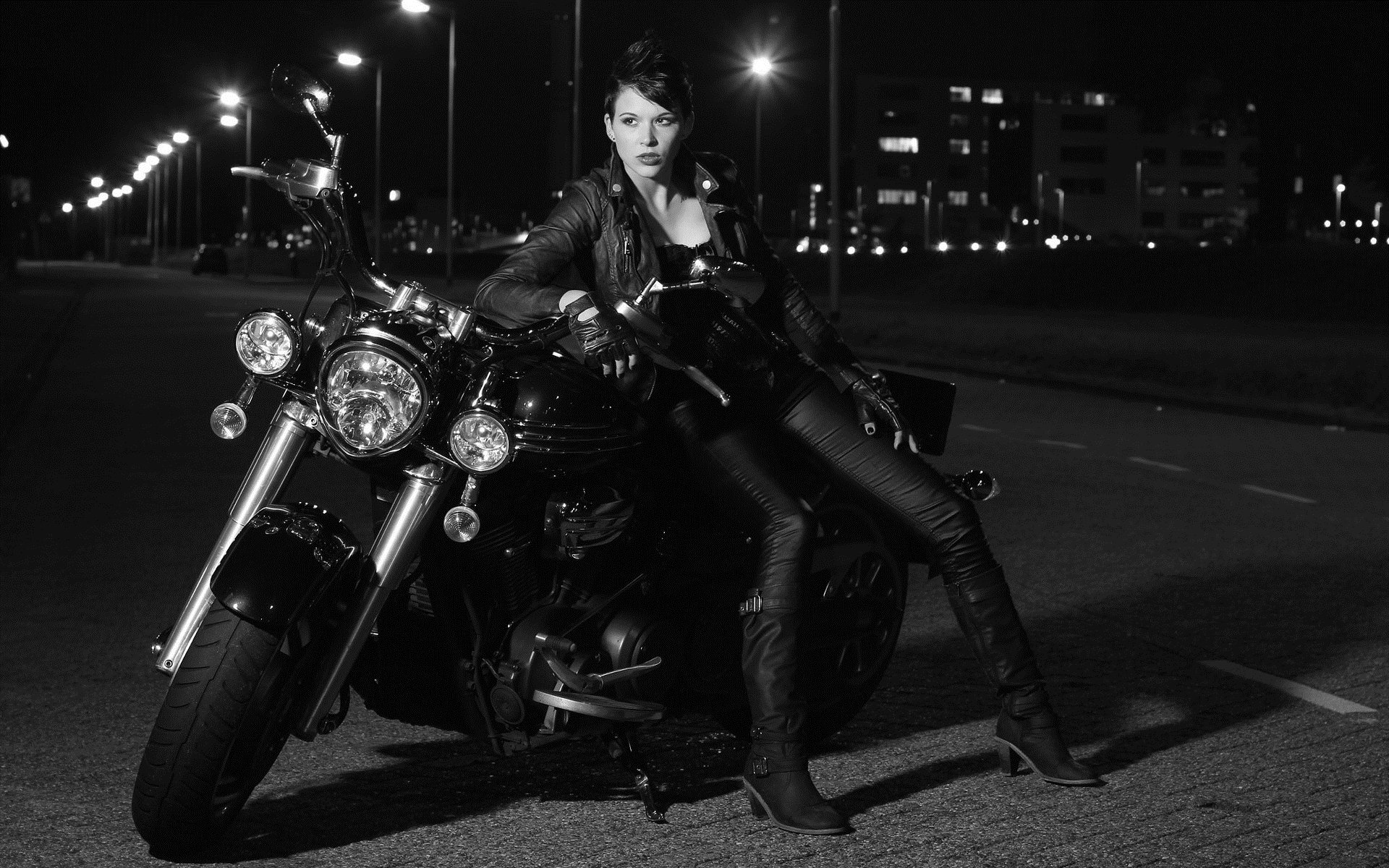 Photo Beautiful girls and motorcycles in Sharjah