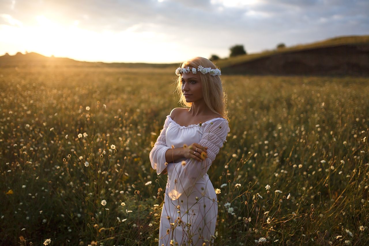 Girls in Slavic costumes in Sharjah