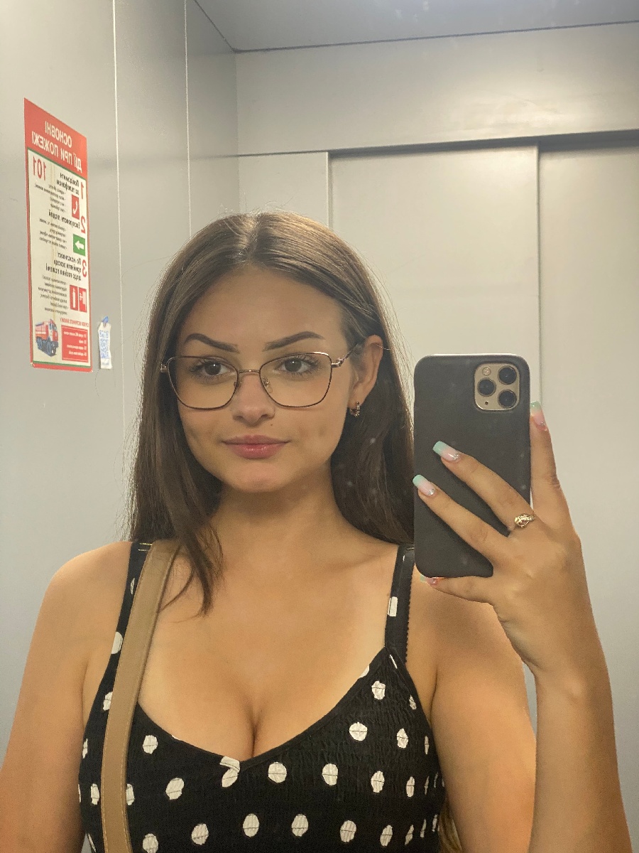 Sexy model Stacy in Sharjah